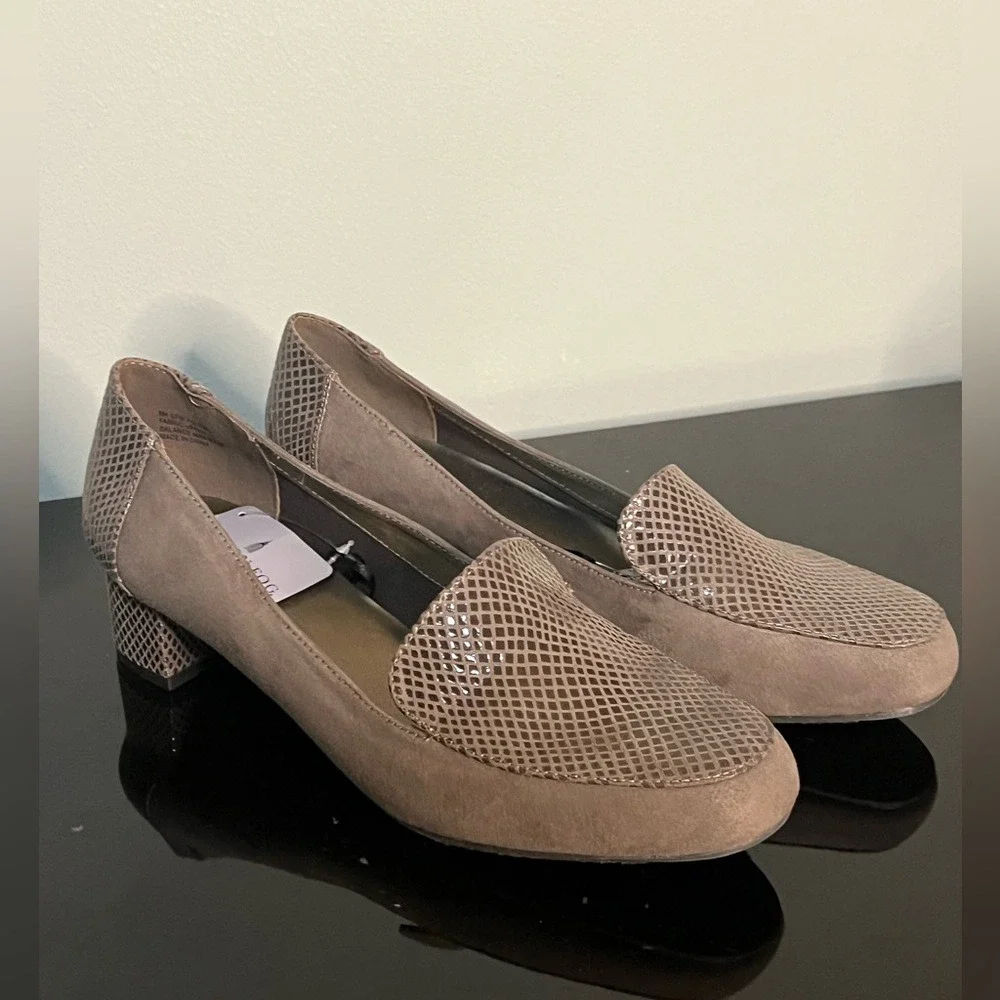 London Fog kitten heels faux snakeskin NWT women size 9